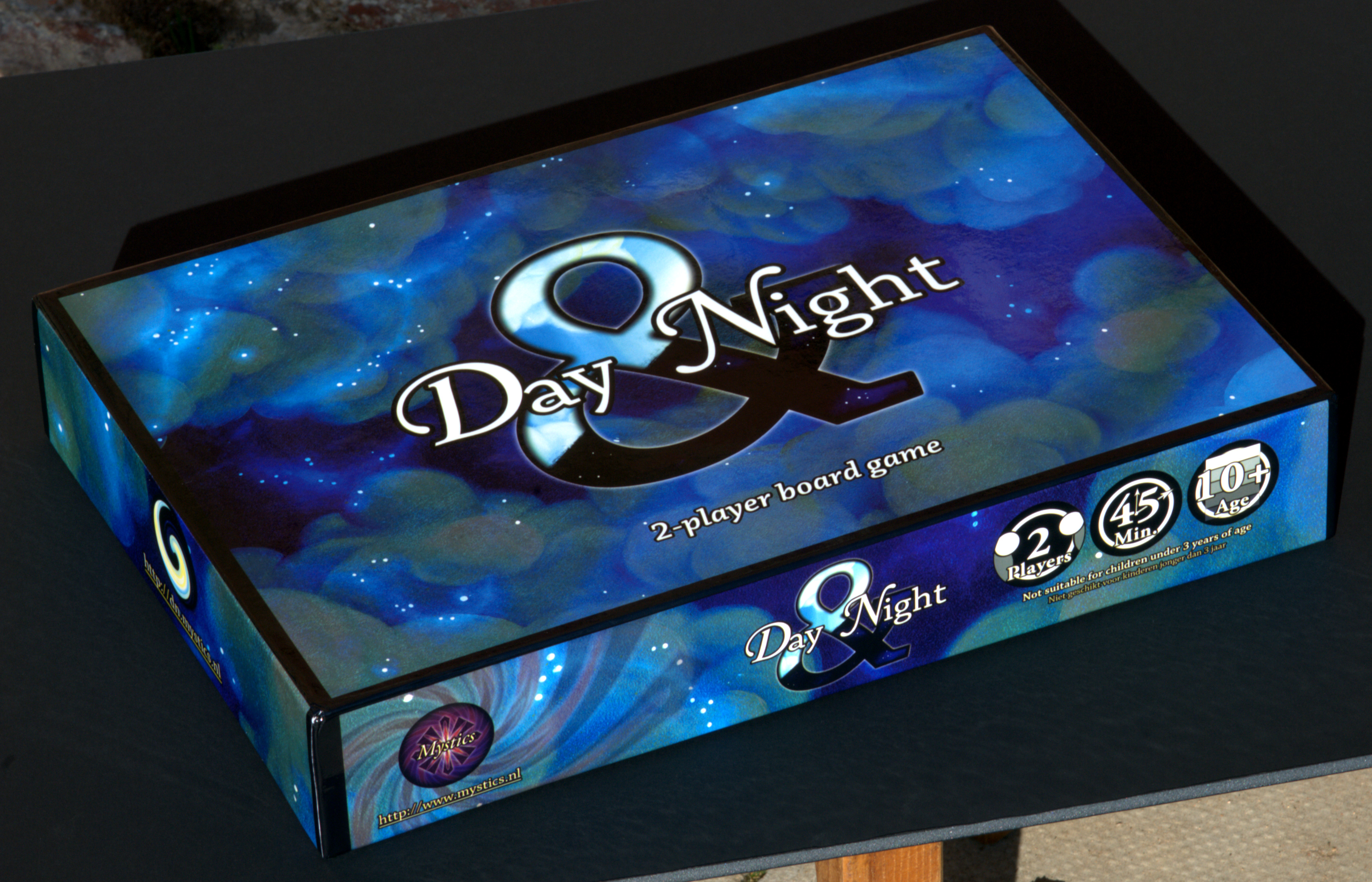 Day And Night - Game Box, Isometric View
